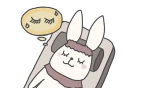 ベッドに横になって目を閉じるうさぎのイラスト