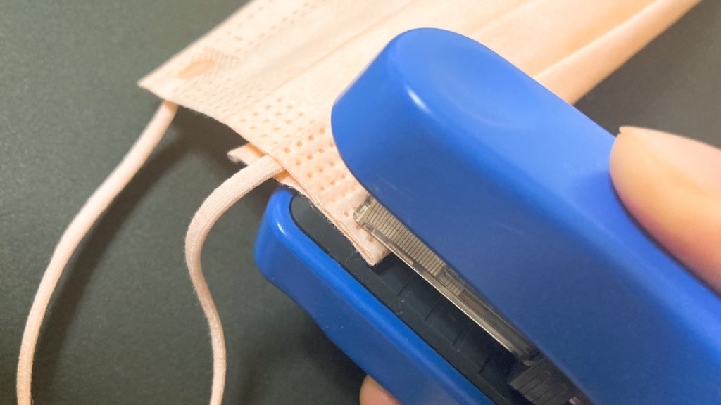 プリーツマスクのサイズ調整 ホッチキスでとめている写真