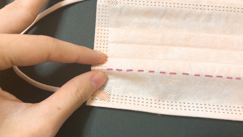 プリーツマスクのサイズ調整 折り曲げる位置の写真