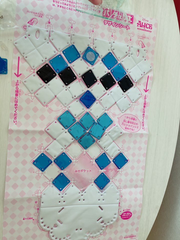 パチェリエのデザインシートにパーツを並べた写真