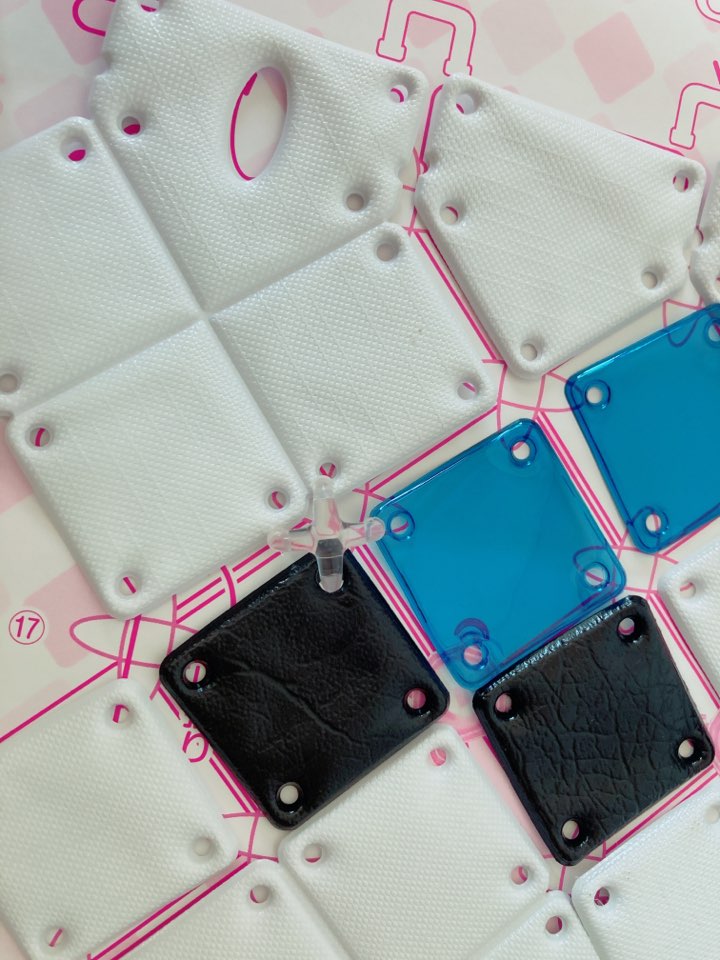 パチェリエのタイルピースに接続パーツをつけている写真